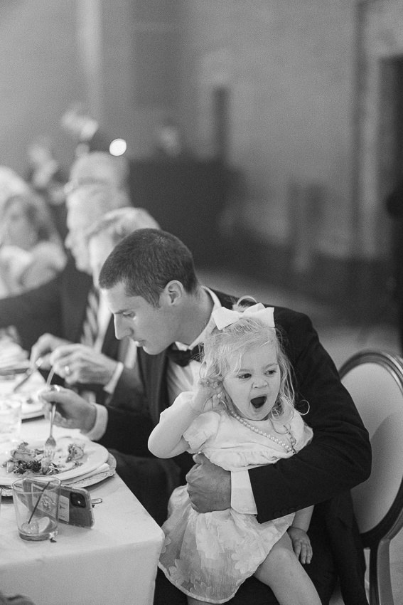 Un invité et une petite fille lors de la réception de mariage.