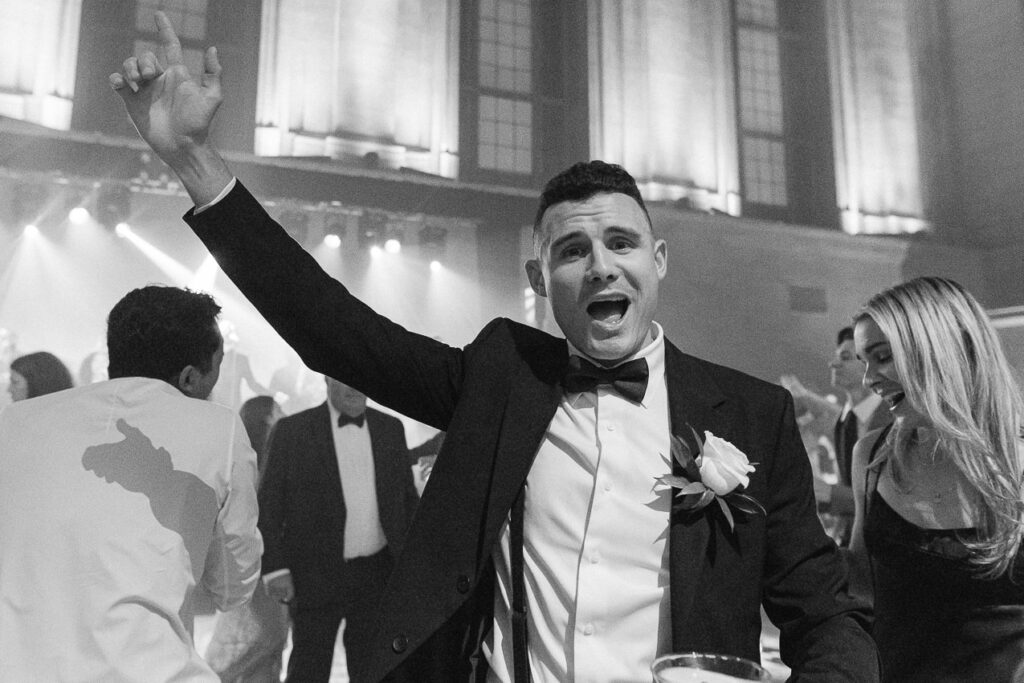 Les invités dansent sur le plancher de danse lors d'un mariage au Théâtre St-James, Vieux-Montréal.