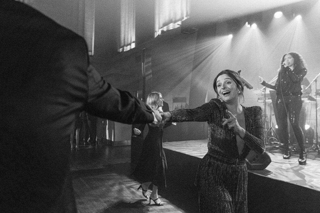 Les invités dansent sur le plancher de danse lors d'un mariage au Théâtre St-James, Vieux-Montréal.