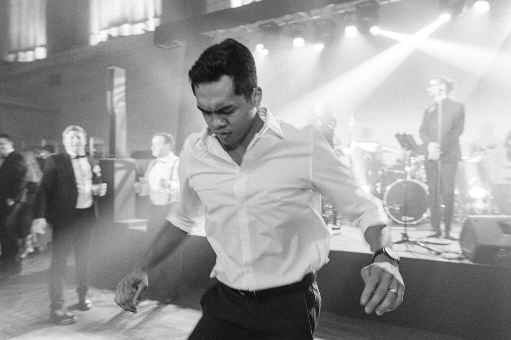 Les invités dansent sur le plancher de danse lors d'un mariage au Théâtre St-James, Vieux-Montréal.