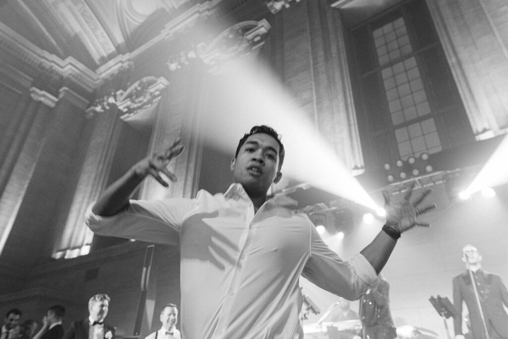 Les invités dansent sur le plancher de danse lors d'un mariage au Théâtre St-James, Vieux-Montréal.