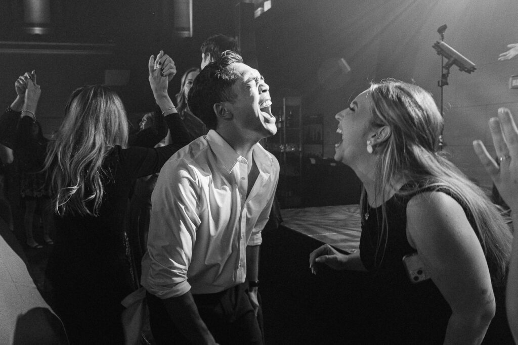 Les invités dansent sur le plancher de danse lors d'un mariage au Théâtre St-James, Vieux-Montréal.