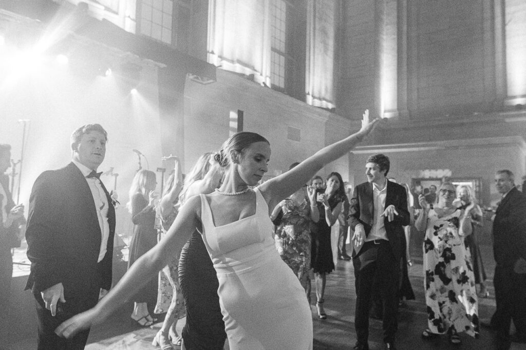 La mariée sur le plancher de danse avec les invités, Théâtre St-James.