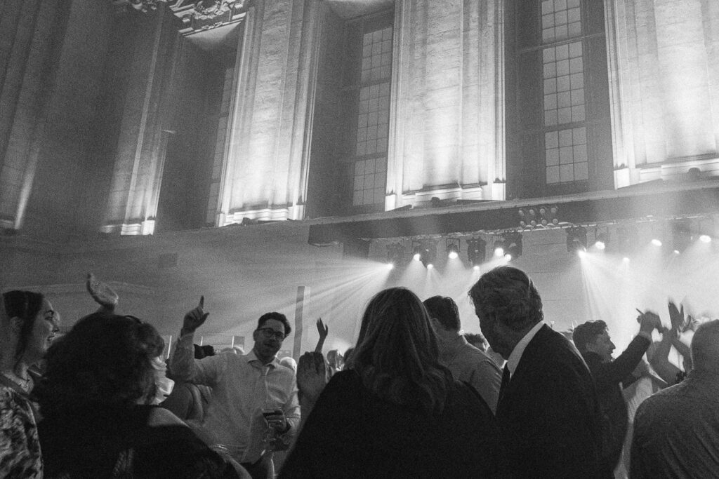 Les invités dansent sur le plancher de danse lors d'un mariage au Théâtre St-James, Vieux-Montréal.