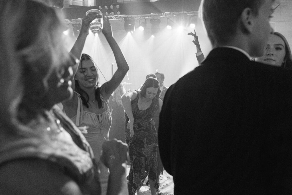 Les invités dansent sur le plancher de danse lors d'un mariage au Théâtre St-James, Vieux-Montréal.