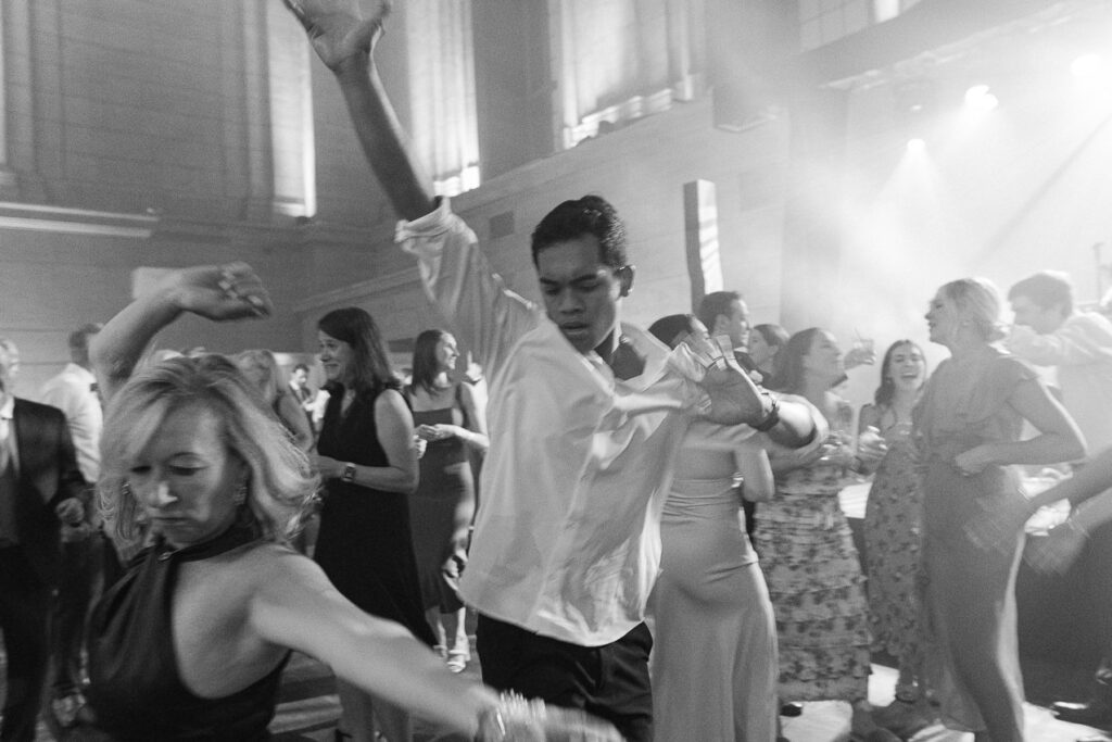 Les invités dansent sur le plancher de danse lors d'un mariage au Théâtre St-James, Vieux-Montréal.