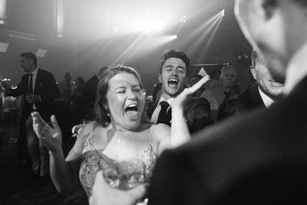 Les invités dansent sur le plancher de danse lors d'un mariage au Théâtre St-James, Vieux-Montréal.