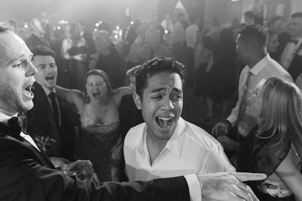 Les invités dansent sur le plancher de danse lors d'un mariage au Théâtre St-James, Vieux-Montréal.