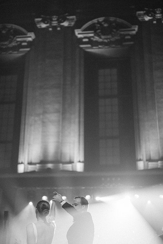 La première danse des mariés au Théâtre St-James.