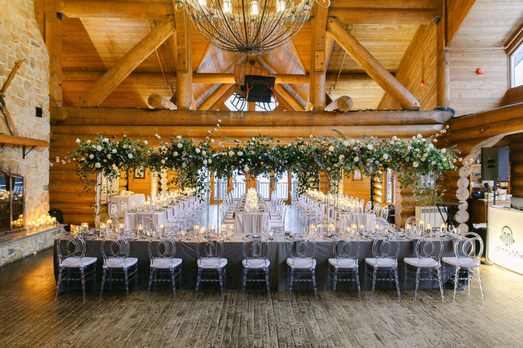 Un mariage dans les Laurentides, Le Grand Lodge. Vue sur la table d'honneur dans la salle de réception. 