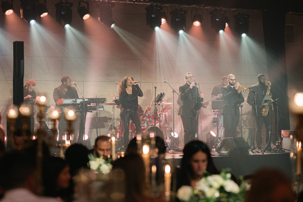 Le band de musique au Théâtre St-James.