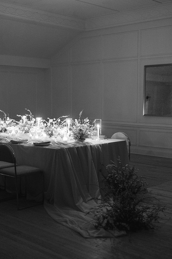 La table d'honneur magnifiquement décorée par la Wedding planner à Montréal Agence Auréa.