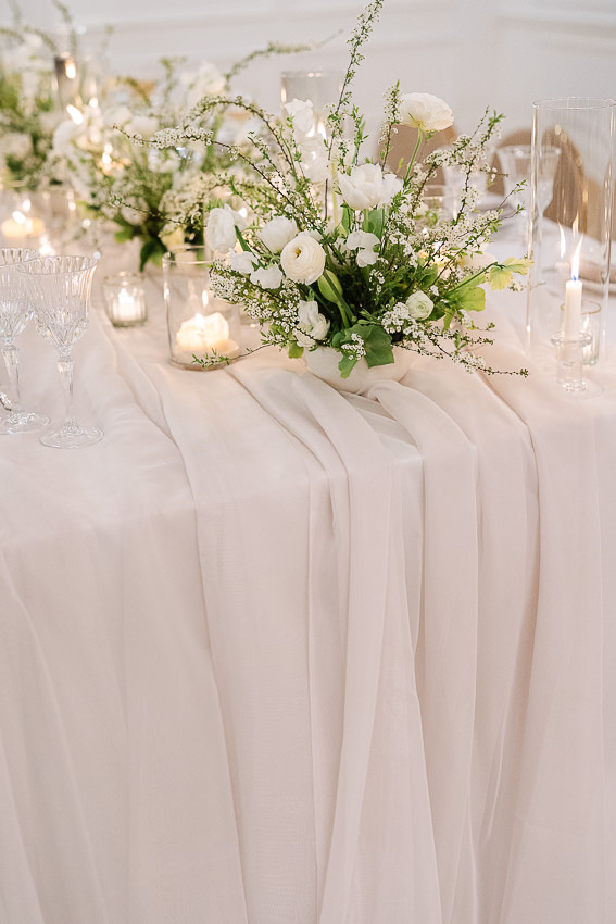 La table d'honneur magnifiquement décorée par la Wedding planner à Montréal Agence Auréa.