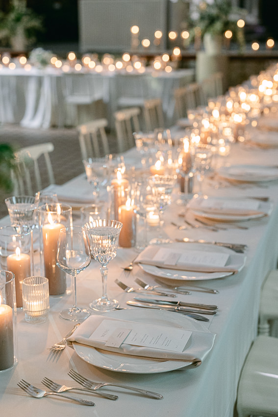 Un décor moderne, luxueux et élégant, réalisés par 2 wedding planners talentueuses, Stéphanie et Marie-Pier, de Crème Soda Événements.