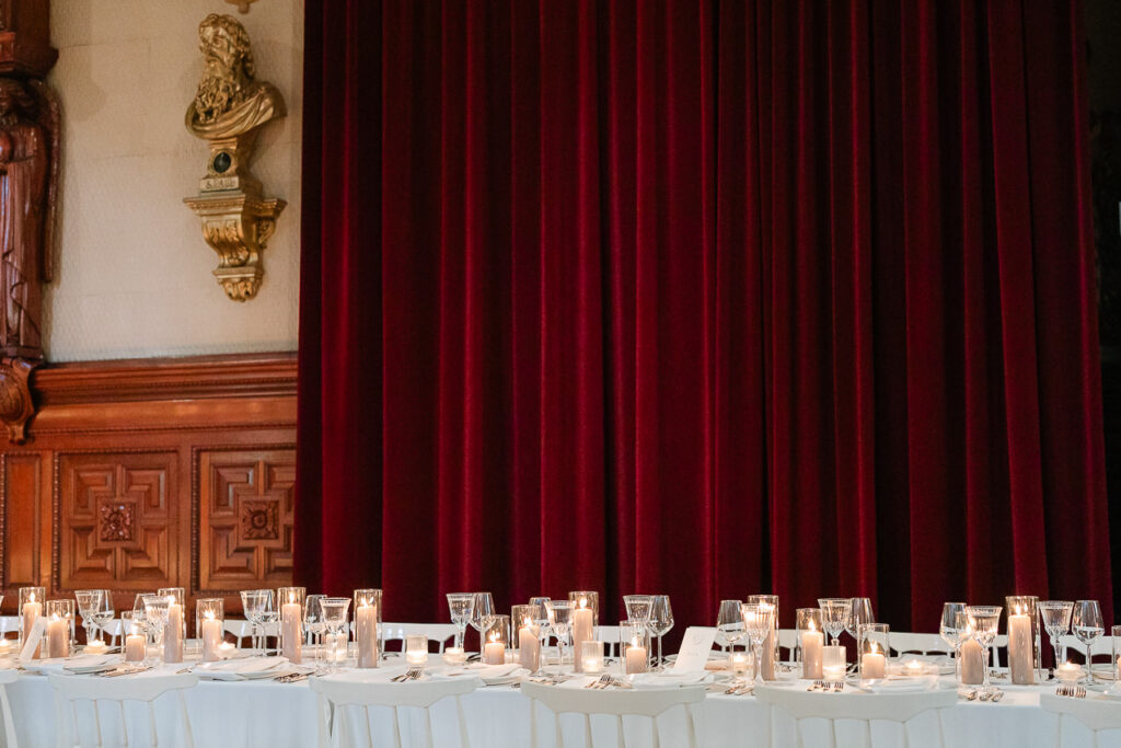 Le décor des wedding planners à Montréal : Crème Soda Événements. Salle de réception : Chapelle du Séminaire.