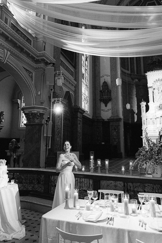 La mariée est si heureuse de découvrir le magnifique décor de la salle de réception, par Crème Soda Événements.