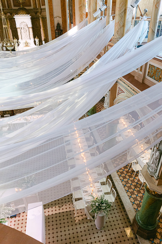 Un décor moderne, luxueux et élégant, réalisés par 2 wedding planners talentueuses, Stéphanie et Marie-Pier, de Crème Soda Événements.