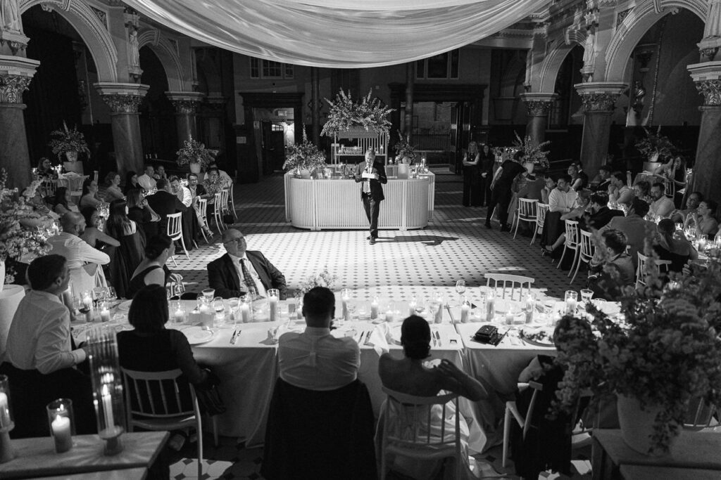 Le décor des wedding planners à Montréal : Crème Soda Événements. Salle de réception : Chapelle du Séminaire.
