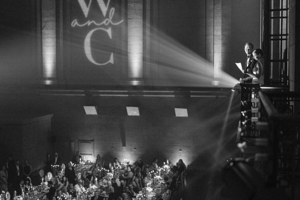 Un discours impressionnant au balcon du Théâtre St-James à Montréal. Wedding planner attitrée : Events by Cece.
