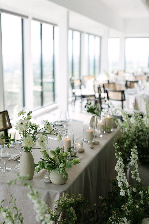 Le décor de la salle de réception, moderne et élégant. Wedding planner à Montréal : Agence Auréa.