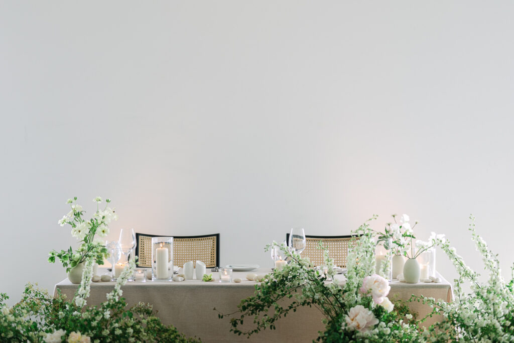 Le décor de la salle de réception, moderne et élégant. Wedding planner à Montréal : Agence Auréa.