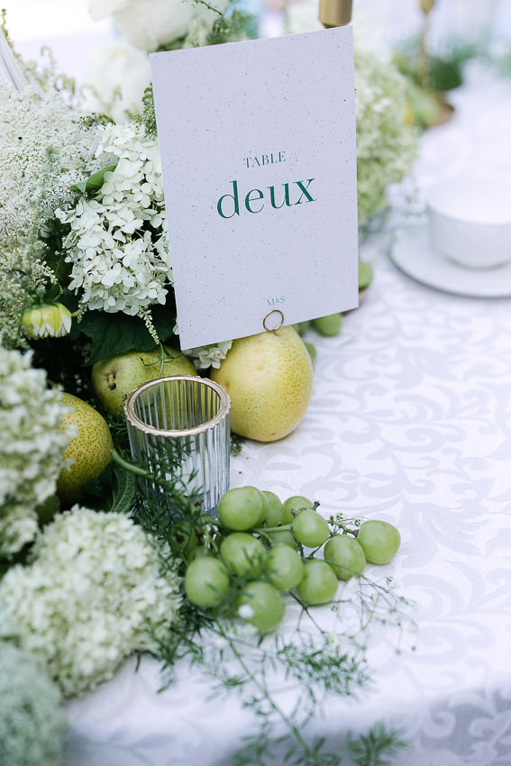 La table bien décorée et mise par la wedding planner à Montréal Myriades & Co.
