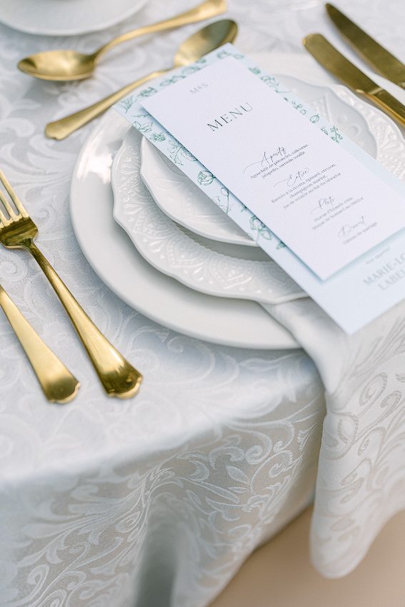 La table bien décorée et mise par la wedding planner à Montréal Myriades & Co.