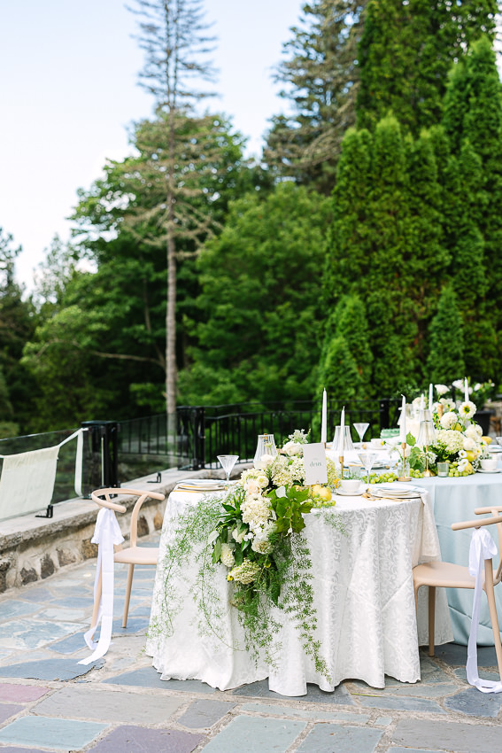 Une réception extérieure sur la terrasse du Manoir Davis, magnifiquement décoré par la wedding planner Myriades & Co.