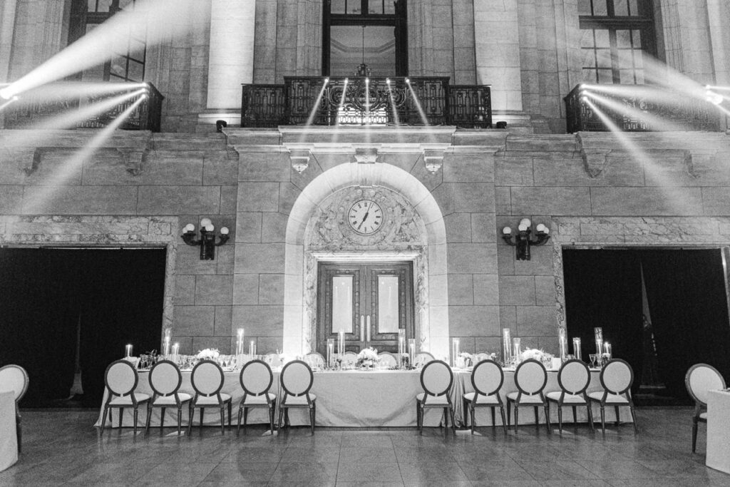 Réception de mariage au Théâtre St-James à Montréal. Wedding planner attitrée : Events by Cece.
