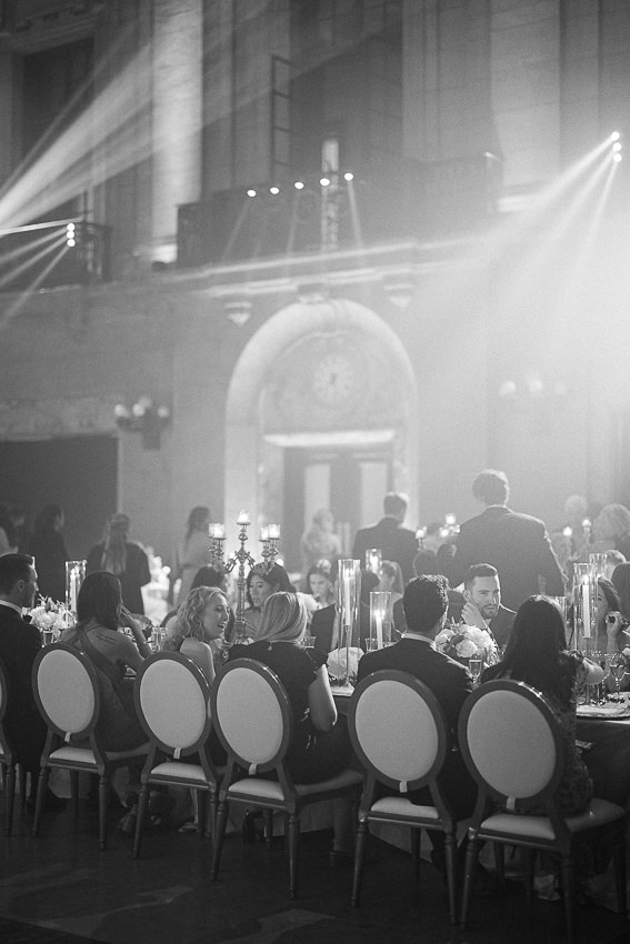 Réception de mariage au Théâtre St-James à Montréal. Wedding planner attitrée : Events by Cece.


