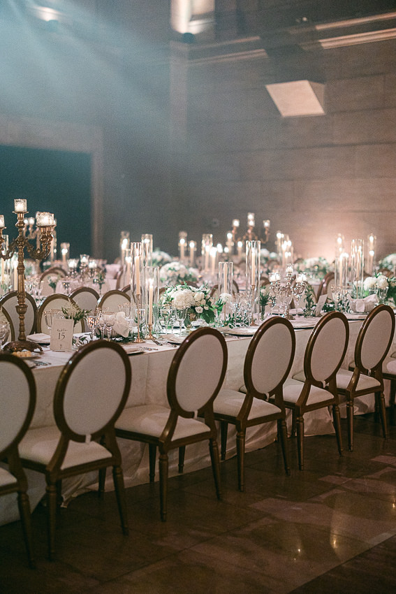 Le Théâtre St-James décoré avec élégance par la wedding planner Events by Cece. 