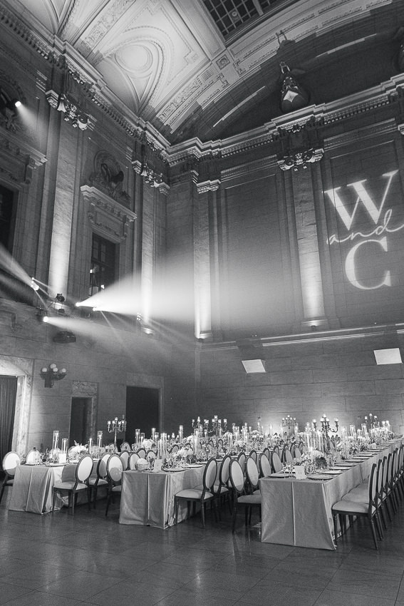 Le Théâtre St-James décoré avec élégance par la wedding planner Events by Cece. 