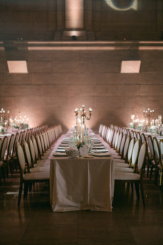 Le Théâtre St-James décoré avec élégance par la wedding planner Events by Cece. 