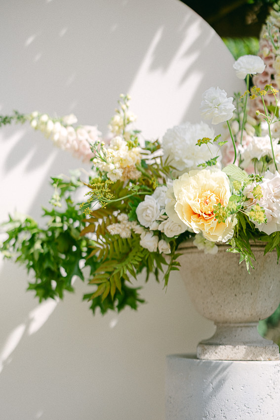 Un vase contenant de jolies fleurs colorées.