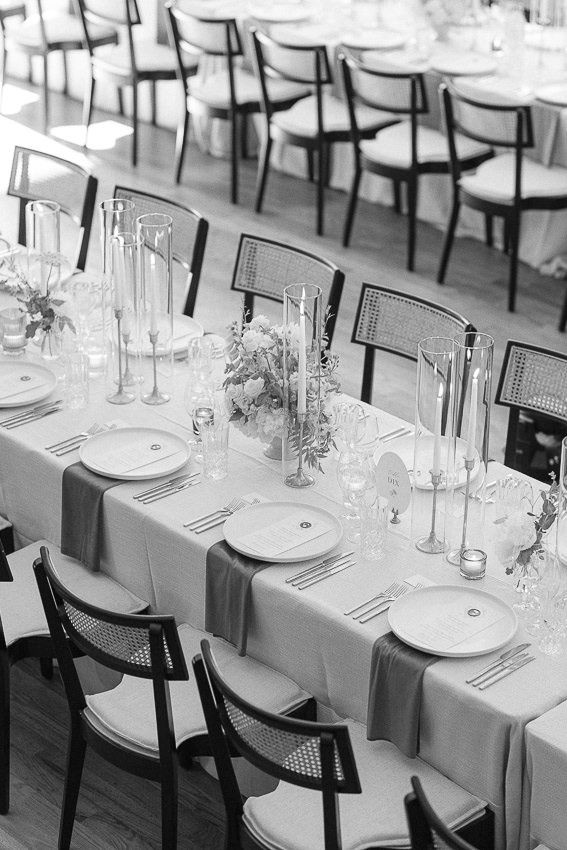 Les tables décorées et mises dans la salle de réception, par la talentueuse wedding planner Mélanie de Foudamour. Salle La Toundra.