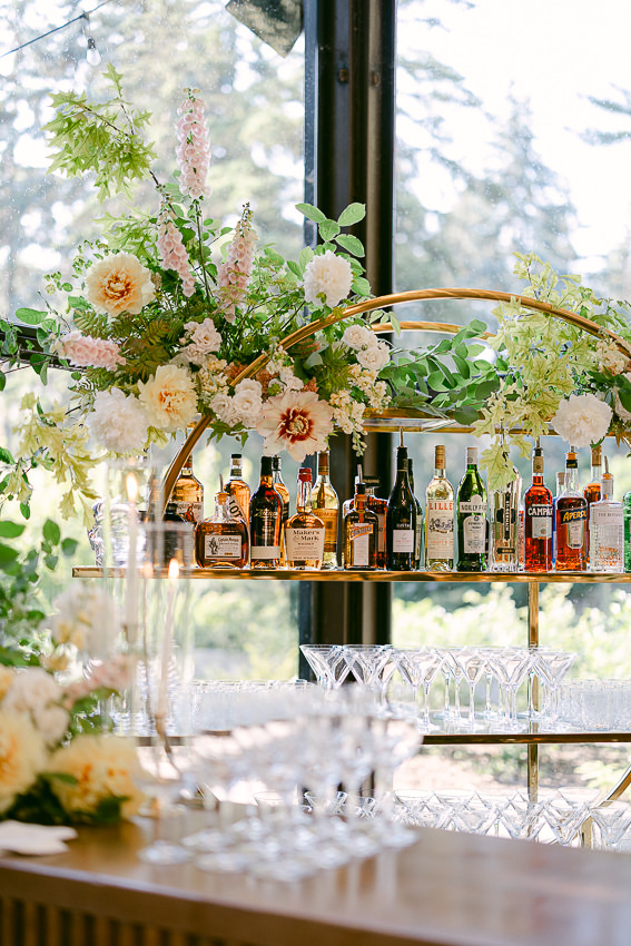 Le bar dans la salle de réception, décoré par la talentueuse wedding planner Mélanie de Foudamour. Salle La Toundra.