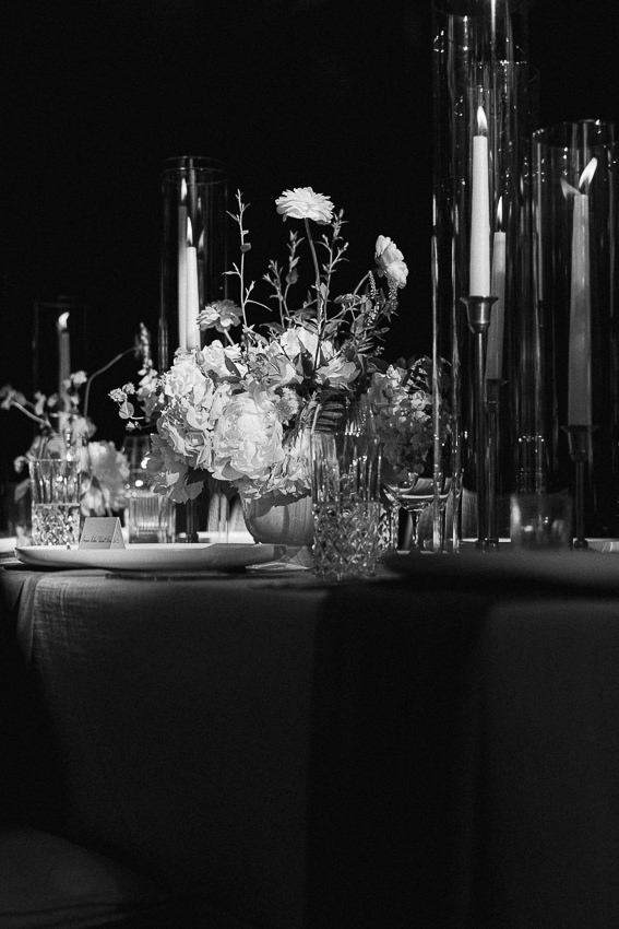 La table bien décorée, sous la lueur du soleil. Wedding planner : Foudamour.
