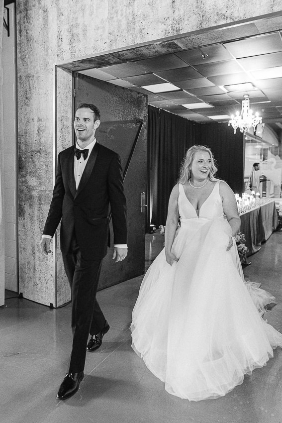 Les mariés découvrent la salle de réception magnifiquement décorée par Sue-Ellen Events, wedding planner à Montréal.