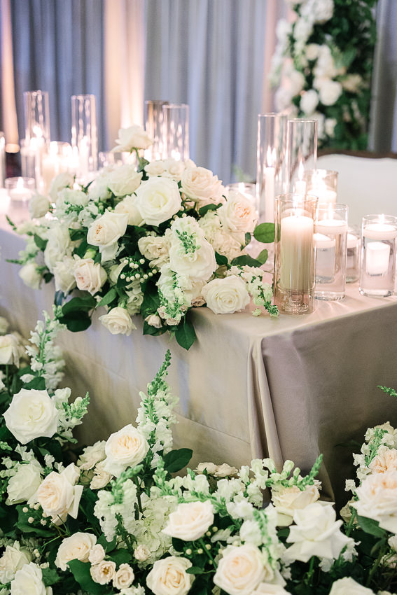 La table d'honneur magnifiquement décorée par Sue-Ellen Events, wedding planner à Montréal.