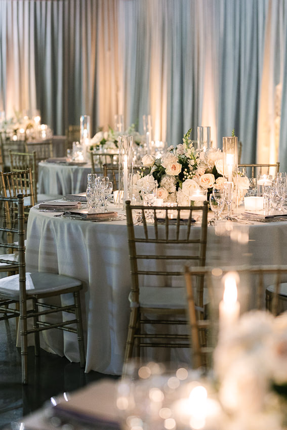 Les tables magnifiquement décorées dans la salle de réception chaleureuse.