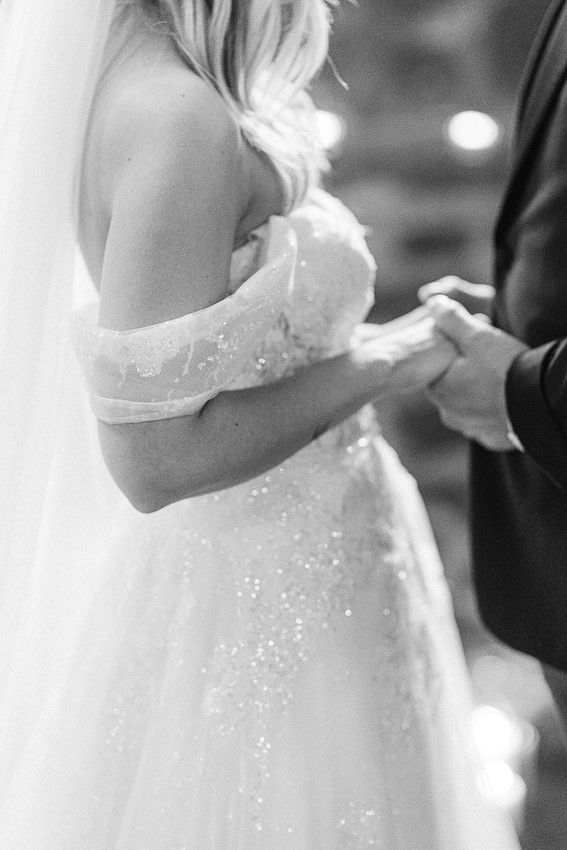 Les mariés sont main dans la main lors de la cérémonie de mariage