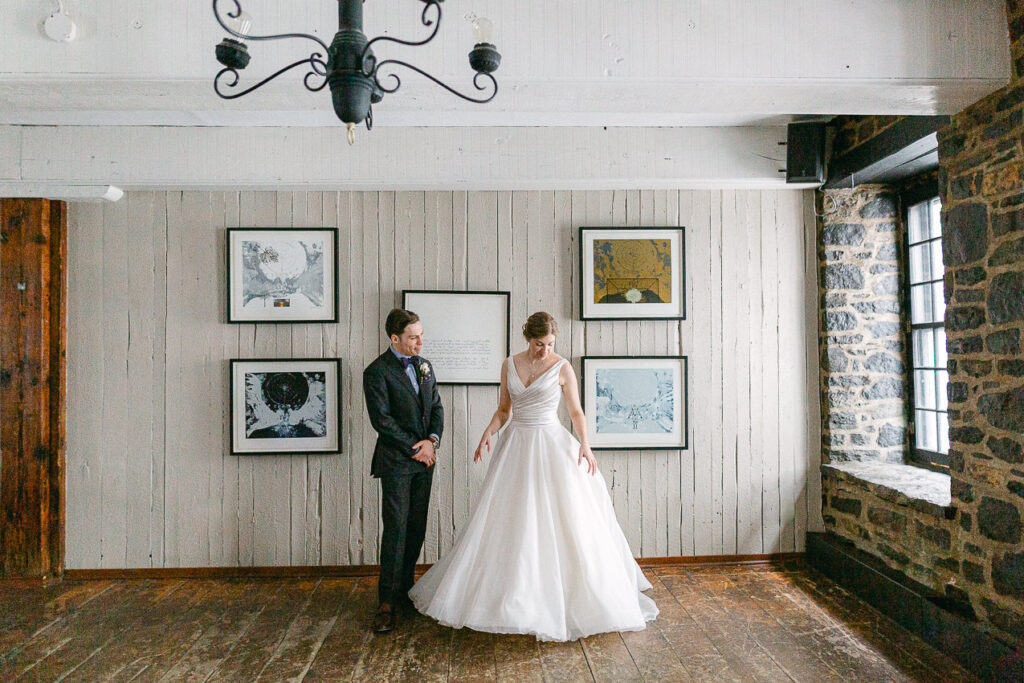 Portrait d'un couple dans une belle salle au cachet historique du Vieux Montréal
