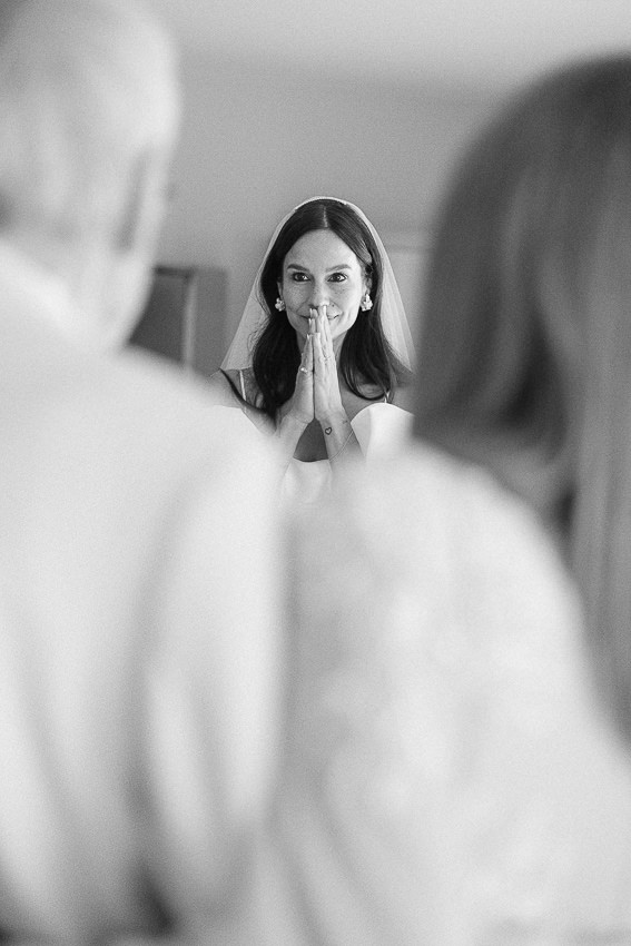 La mariée, regarde ses parents avec émotion. Elle profite du moment lors de ses préparatifs, le matin du mariage. 