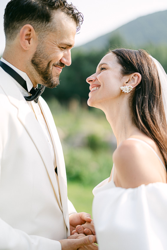 Portrait des nouveaux mariés qui se regardent, passionnément, amoureux et souriant