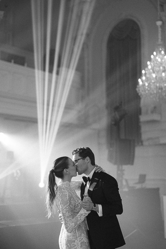 Les mariés s'embrassent au moment de leur première danse lors de la réception de mariage