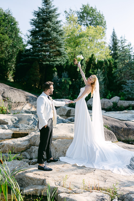 Les mariés célèbre la réunion dans un décor enchanteur et naturel, ils sont élégants. 