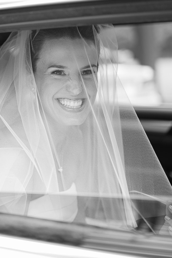 Portrait d'une jolie mariée dans la voiture