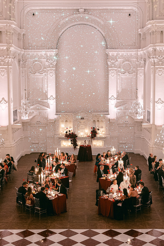 Les invités sont assis aux tables dans la salle de réception Maison Principale